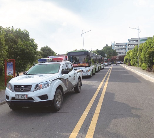 警车开道为乡镇考生护航